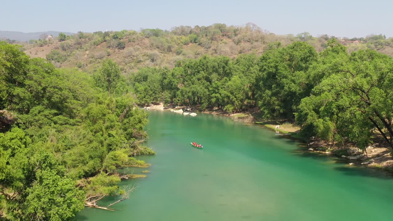vista aérea de un barco en el río de montaña en tamasopo san luis potosi méxico