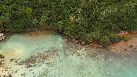 vista aérea de la costa y el agua turquesa