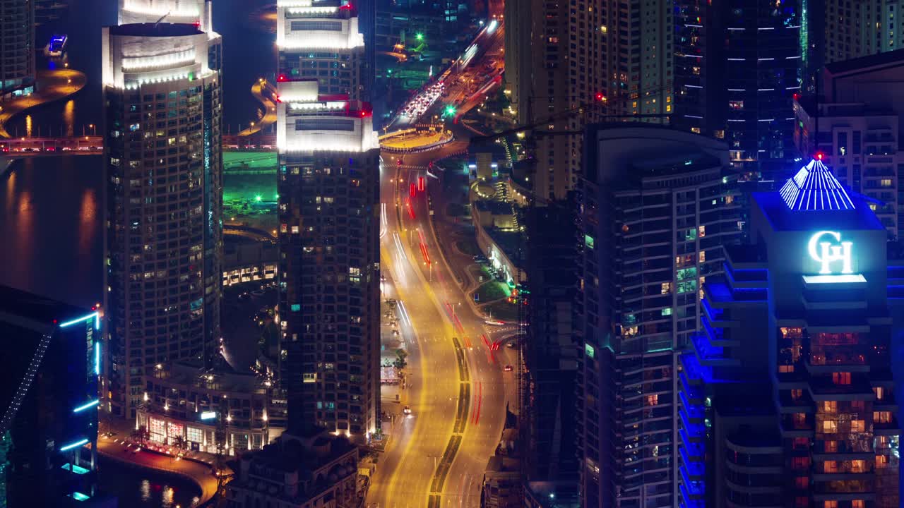 luz nocturna de la ciudad de dubai techo de tráfico superior panorámica de la carretera 4k lapso de tiempo de los emiratos árabes unidos