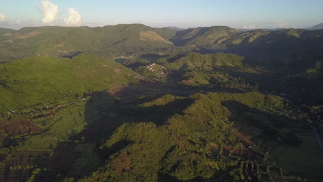 Verdes-Montañas-De-La-Selva-Verde-Y-Valles-De-Arrozales