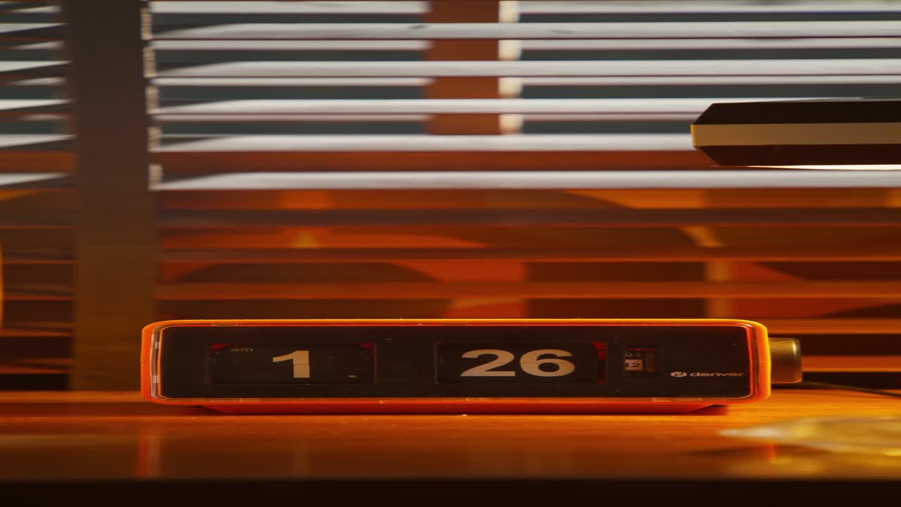 reloj retro naranja en el escritorio