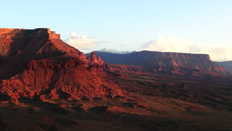 Antena-Cinemática-Zumbido-Moab-Utah-Espectacular-Naranja-Rojo-Atardecer-Montaña-Pico-Nevado-Grande-Enchilada-Paisaje-Parque-Nacional-Arcos-Valle-Del-Castillo-Castleton-Torre-De-Pescadores-Cámping-Colorado-Río-Lentamente-Hacia-Arriba