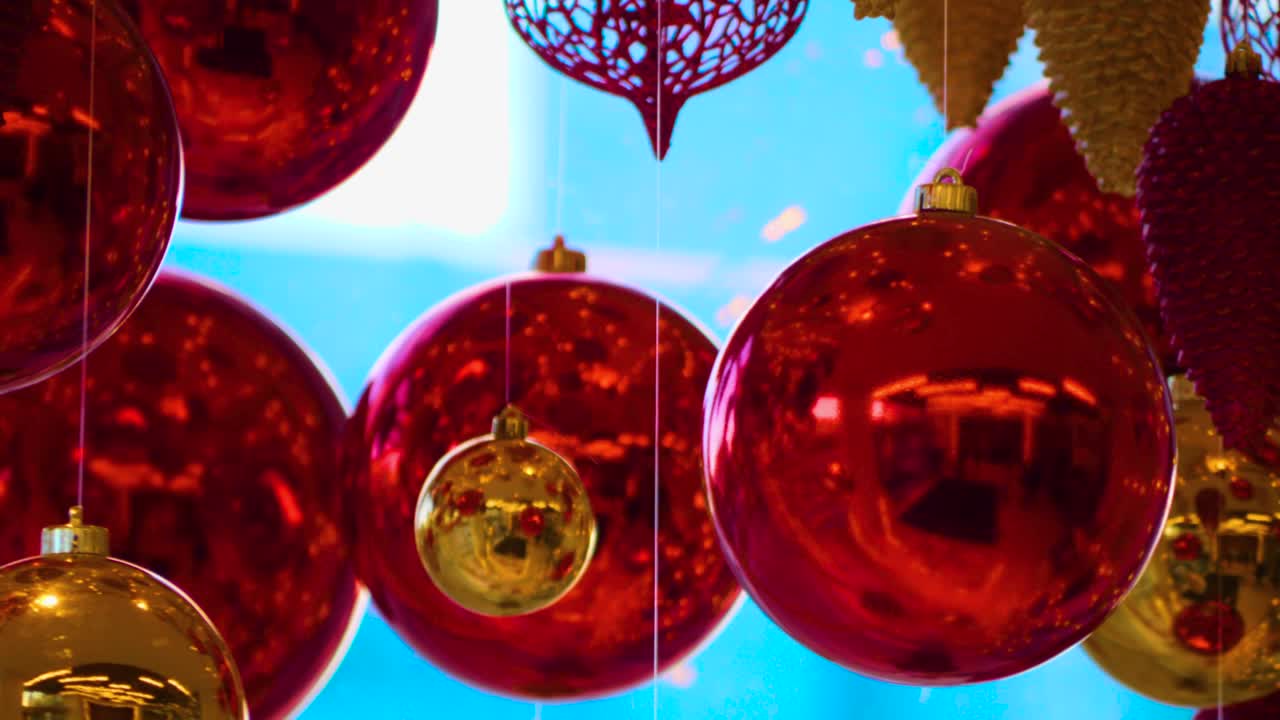 navidad y decoración de año nuevo. navidad grandes bolas rojas en el fondo de linternas luminosas y guirlandas de oro. fondo de vacaciones. guirlanda parpadeante. bolos rojos con luces parpadeantes de cerca.