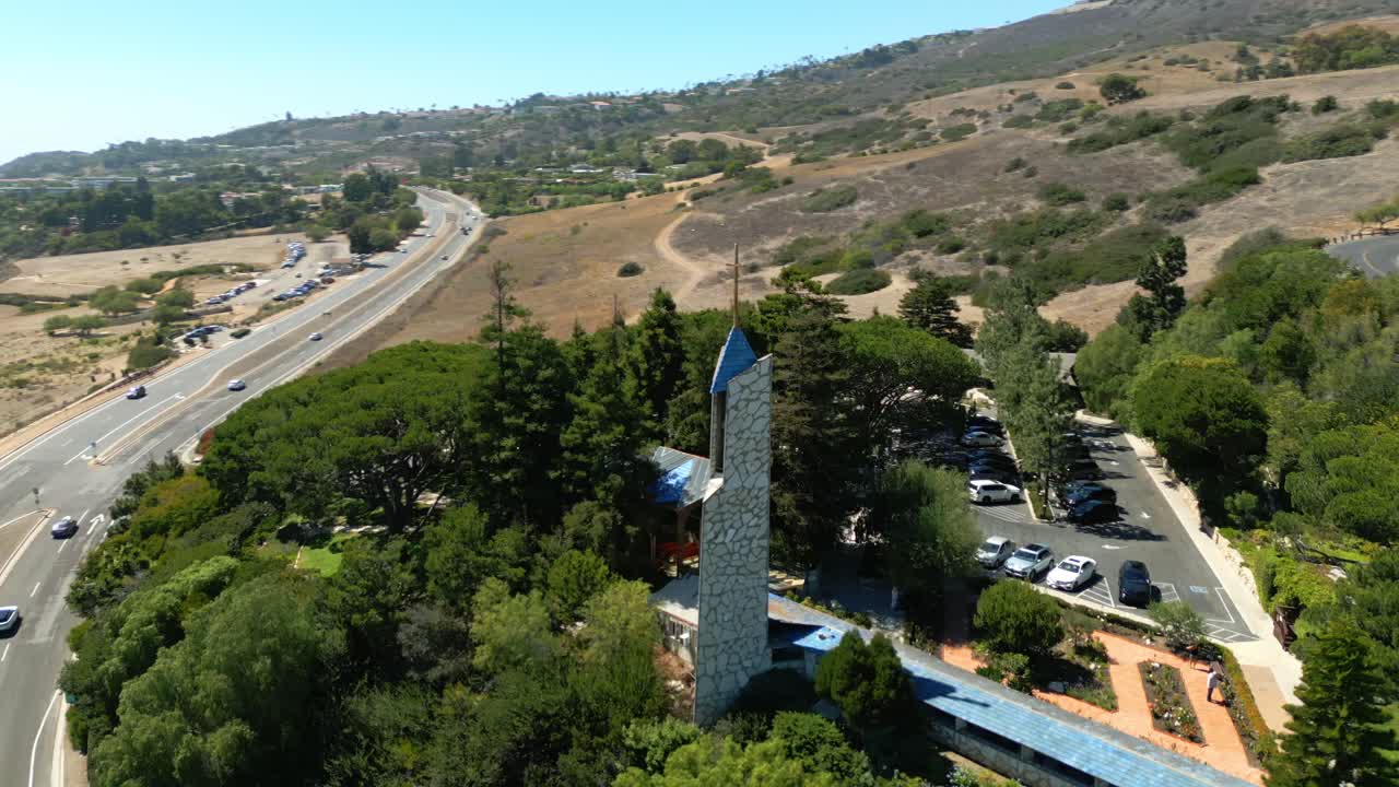 밝고 은 날에 캘리포니아의 팔로스 베르데스 (palos verdes) 에 있는 웨이패러스 (wayfarers) 예배당의 드론 비디오