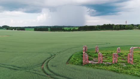 Ruinen-Eines-Antiken-Gebäudes,-Das-Aussieht-Wie-Stonehenge,-Smiltene,-Lettland