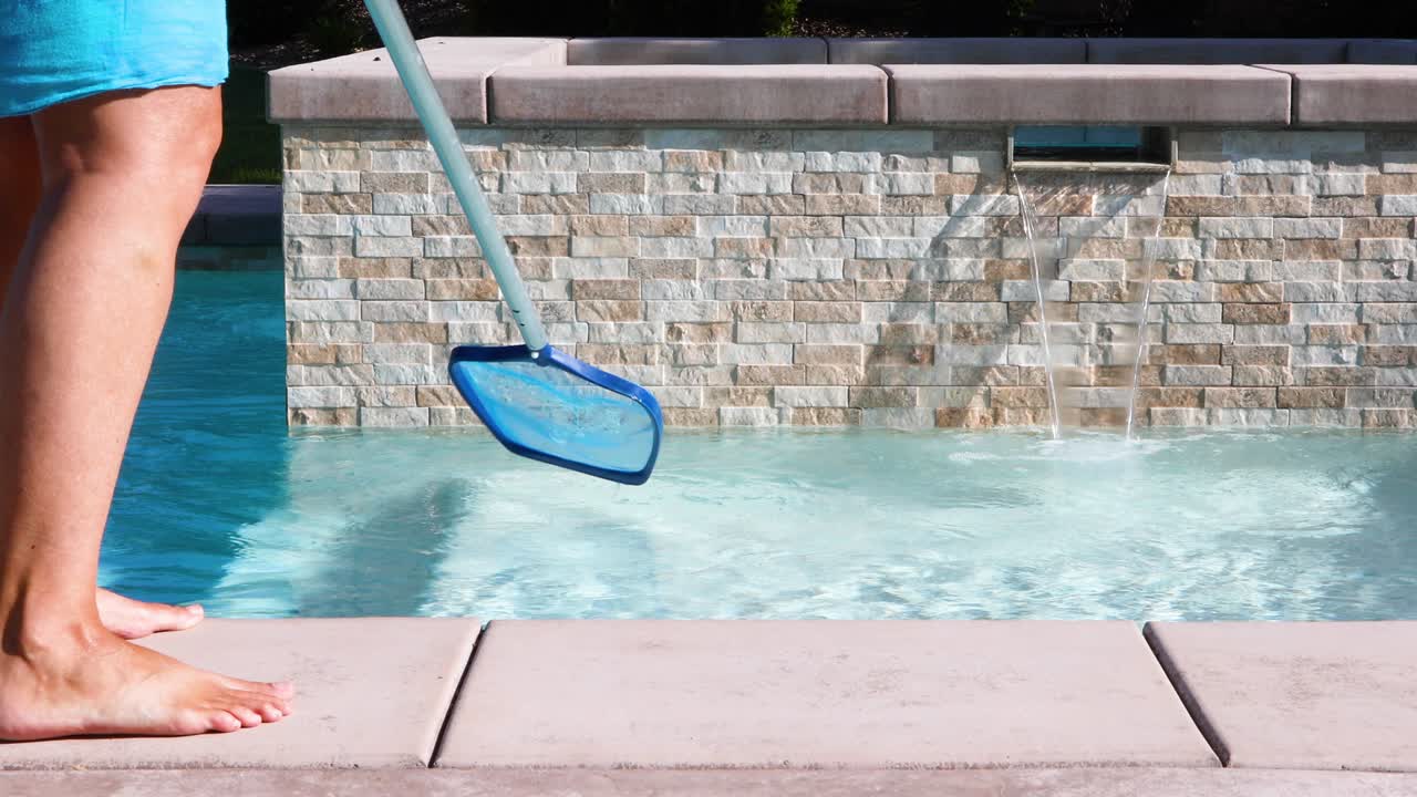 4k looping sin costuras cinemagraph de mujer skimming agua de la piscina