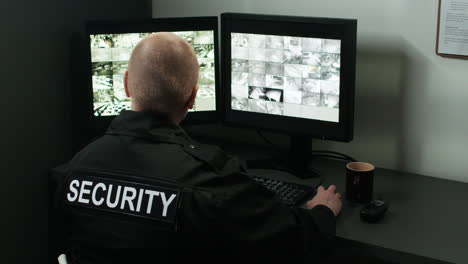 guardia de seguridad trabajando en una habitación