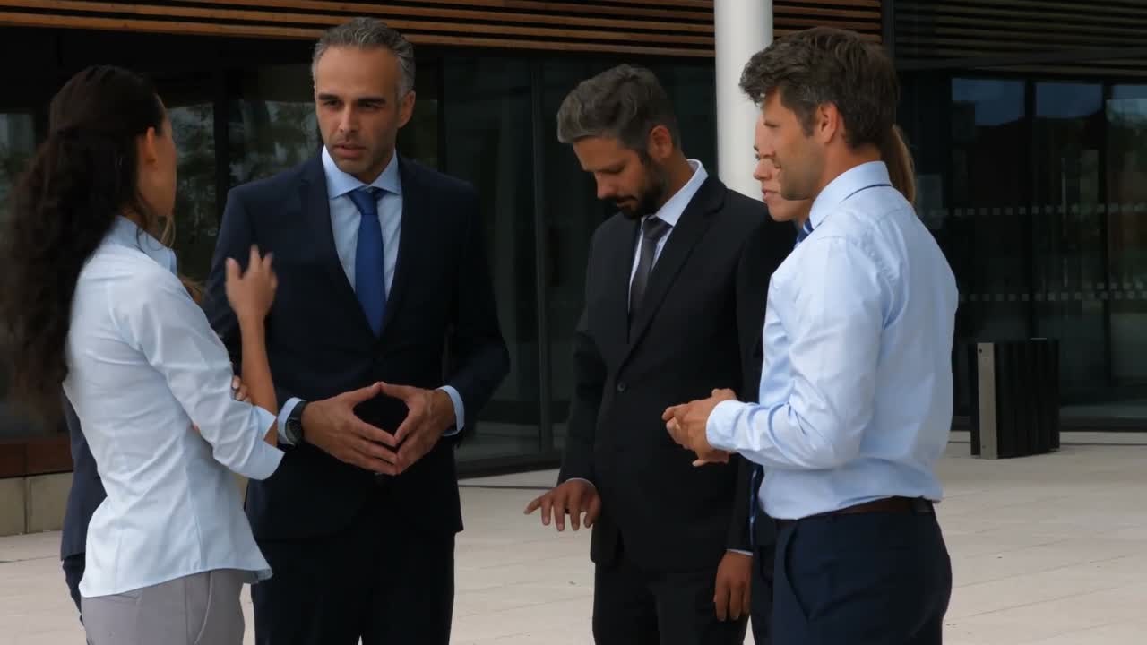 pessoas de negócios interagindo uns com os outros