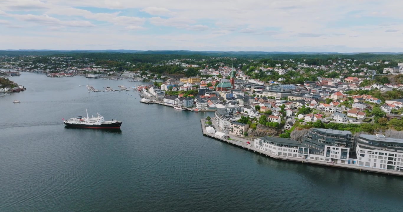 Widok z lotu ptaka na port Arendal i nadmorskie miasto w Norwegii w zwolnionym tempie