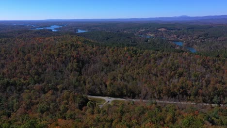 vista panorámica del lago keowee, seneca, sc a principios del otoño bajo un cielo azul