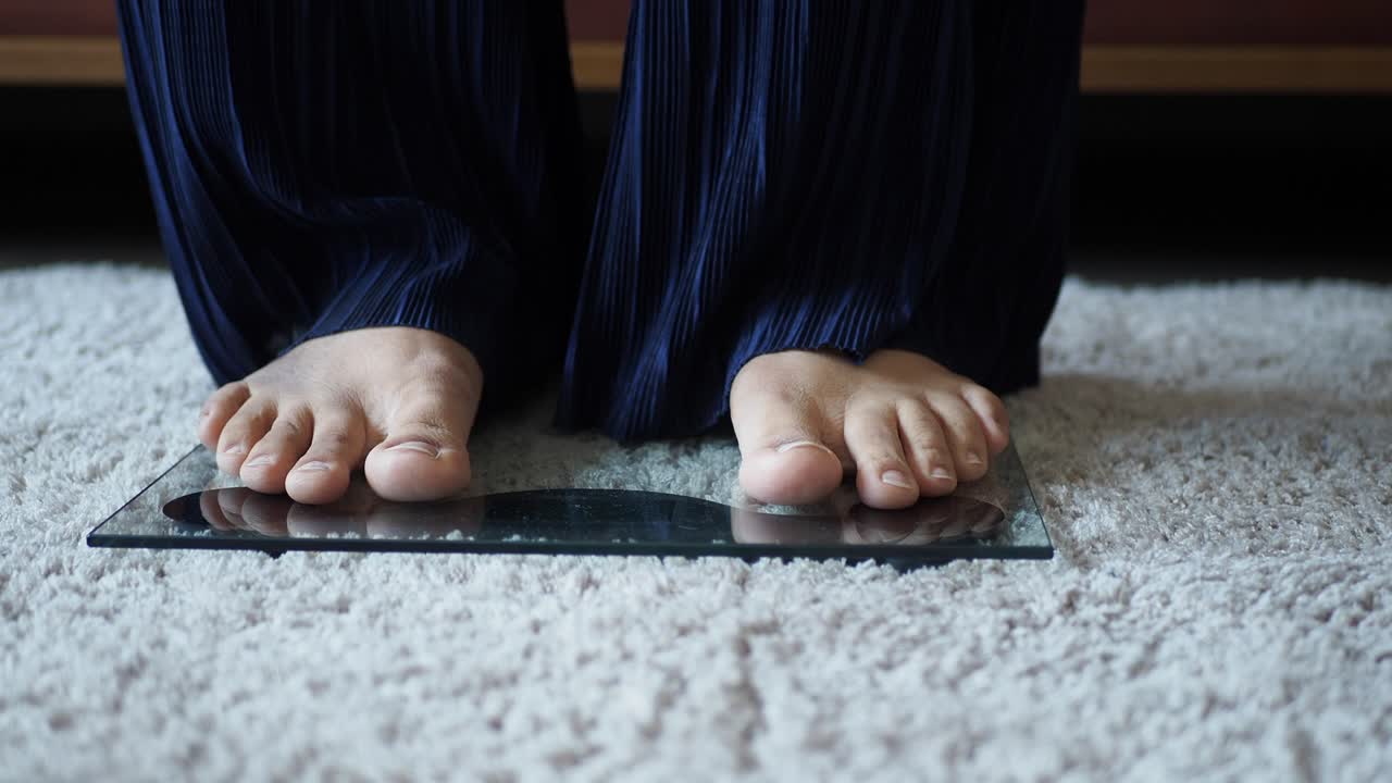 척도 위 에 서 있는 사람