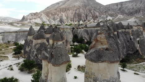 Un-Aire-Mavic-Se-Mueve-Justo-Cerca-De-Las-Chimeneas-De-Hadas-Y-Luego-Gira-A-La-Izquierda-Para-Revelar-Todo-El-Asombroso-Panorama-Del-Valle