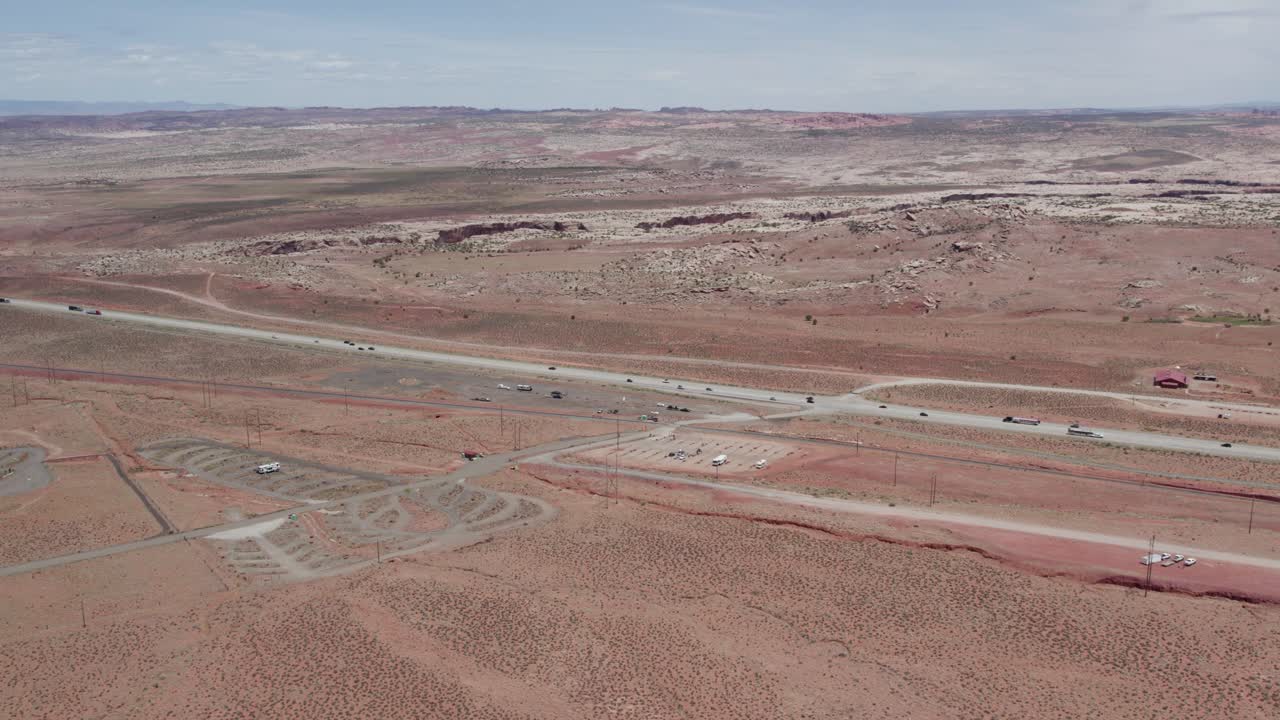유타 주 모압의 남서쪽 여행 목적지에 의한 사막 고속도로 도로 - 항공