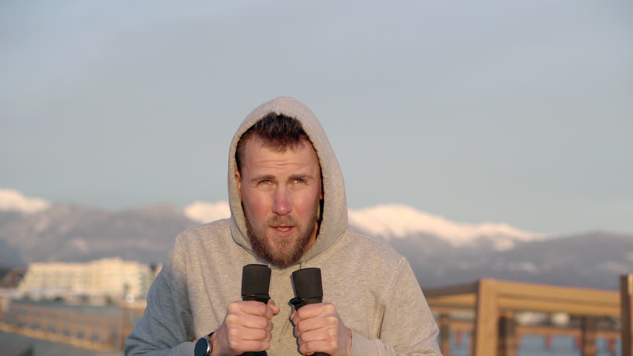 человек, работающий на открытом воздухе с гантеликами