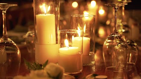 Table-decoration-for-festivity,-family-gathering-or-wedding-with-candles,-wine-glasses-and-flowers