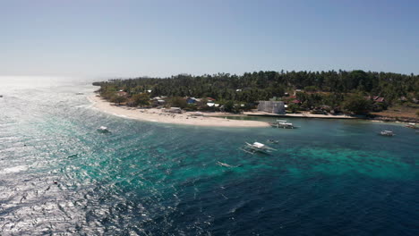 Descripción-Aérea-De-Una-Pequeña-Isla-Tropical-Con-Barcos-En-El-Mar-En-Primer-Plano