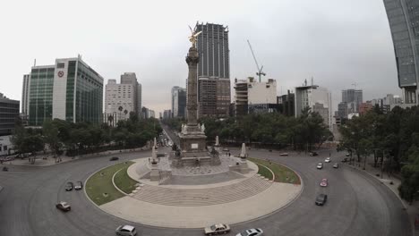 Autos-En-La-Rotonda-Del-Angel-De-La-Independencia-En-Mexico