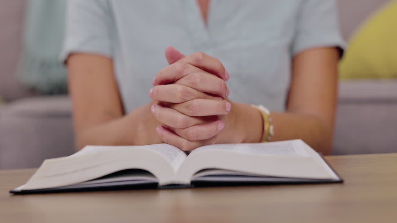 Primo piano, Bibbia e mani in preghiera