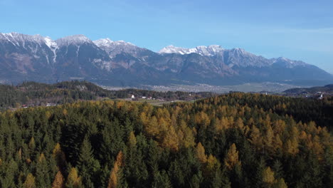 Das-Inntal,-Innsbruck,-österreich-Drohnenaufnahme-Der-Herbstnatur-Und-Der-Berge