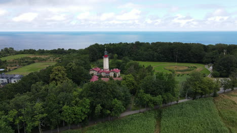 Toma-Aérea-Del-Faro-En-Rozewie-En-El-Mar-Báltico