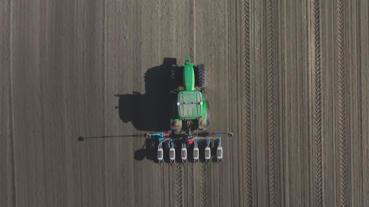 vista aérea de un tractor plantando cultivos en un campo
