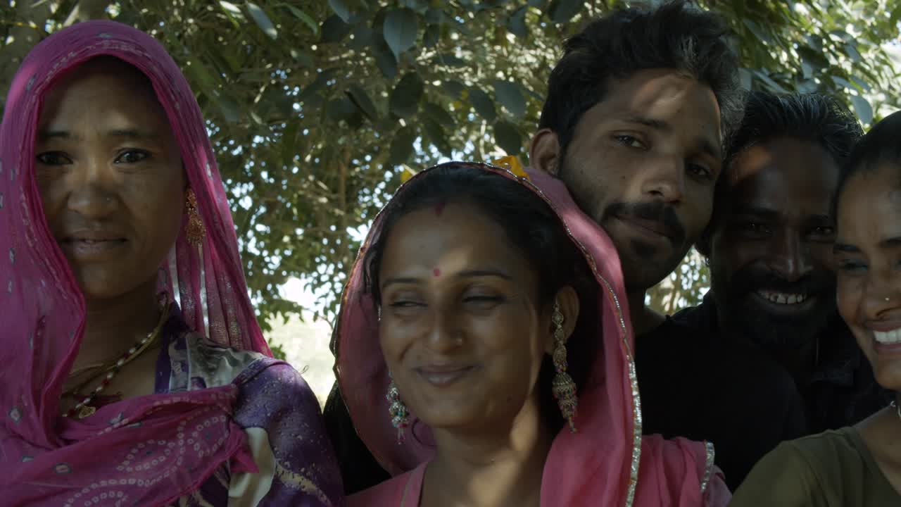 la gente de rajasthan celebra el festival de los colores holi en la india