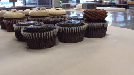 Un-Chef-Preparando-Cupcakes-En-Una-Panadería-Durante-El-Día