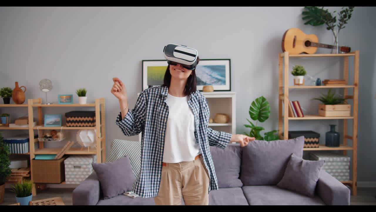mujer disfrutando de la experiencia vr en casa