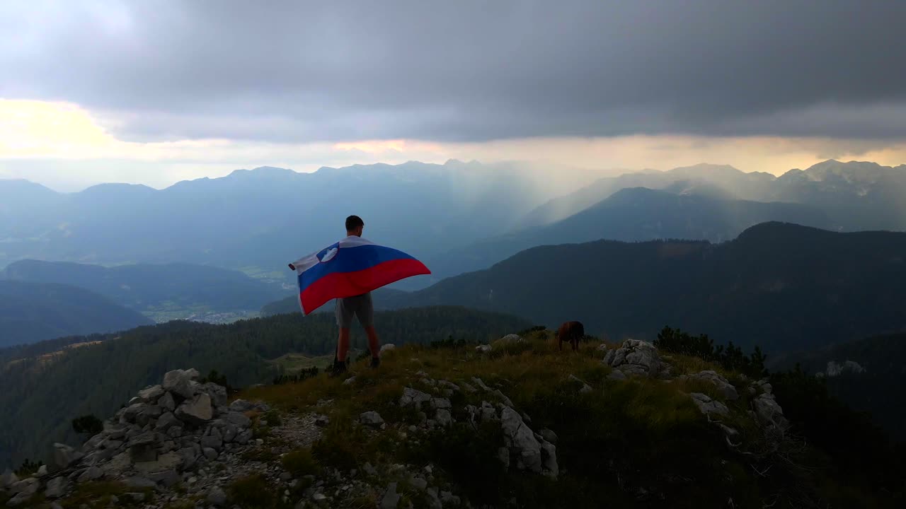 드론이 지나가는 전방 드론 영상