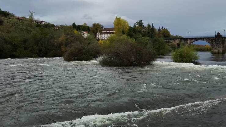 L'alto livello dell'acqua e le sponde allagate del fiume Lima nella città di Ponte da Barca vicino al ponte