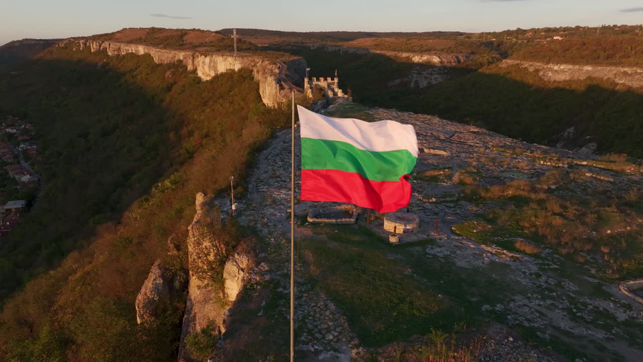 Veduta aerea della Fortezza di Ovech con bandiera sventolante in cima a scogliere rocciose, Bulgaria