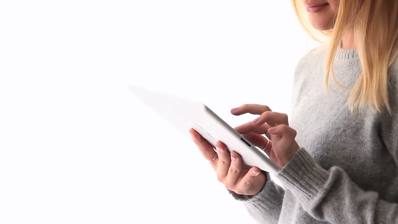 rubia atractiva con ropa de invierno sosteniendo su teléfono inteligente