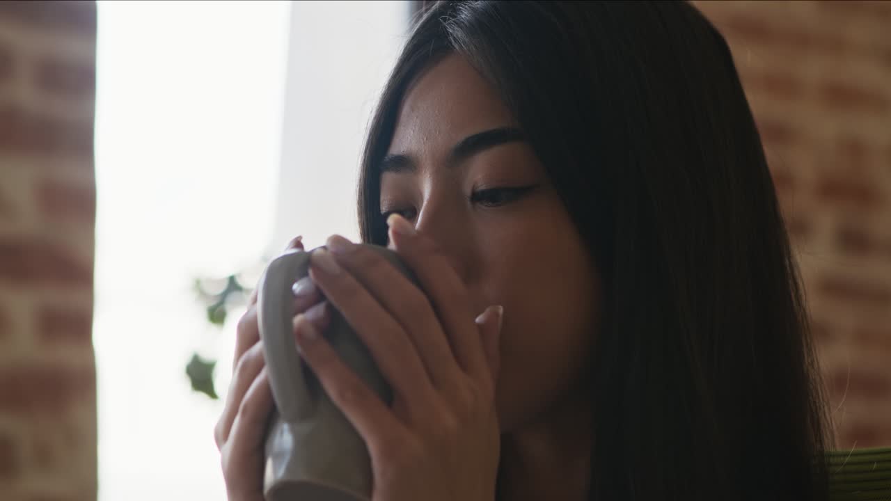 카페에서 커피를 마시는 여자