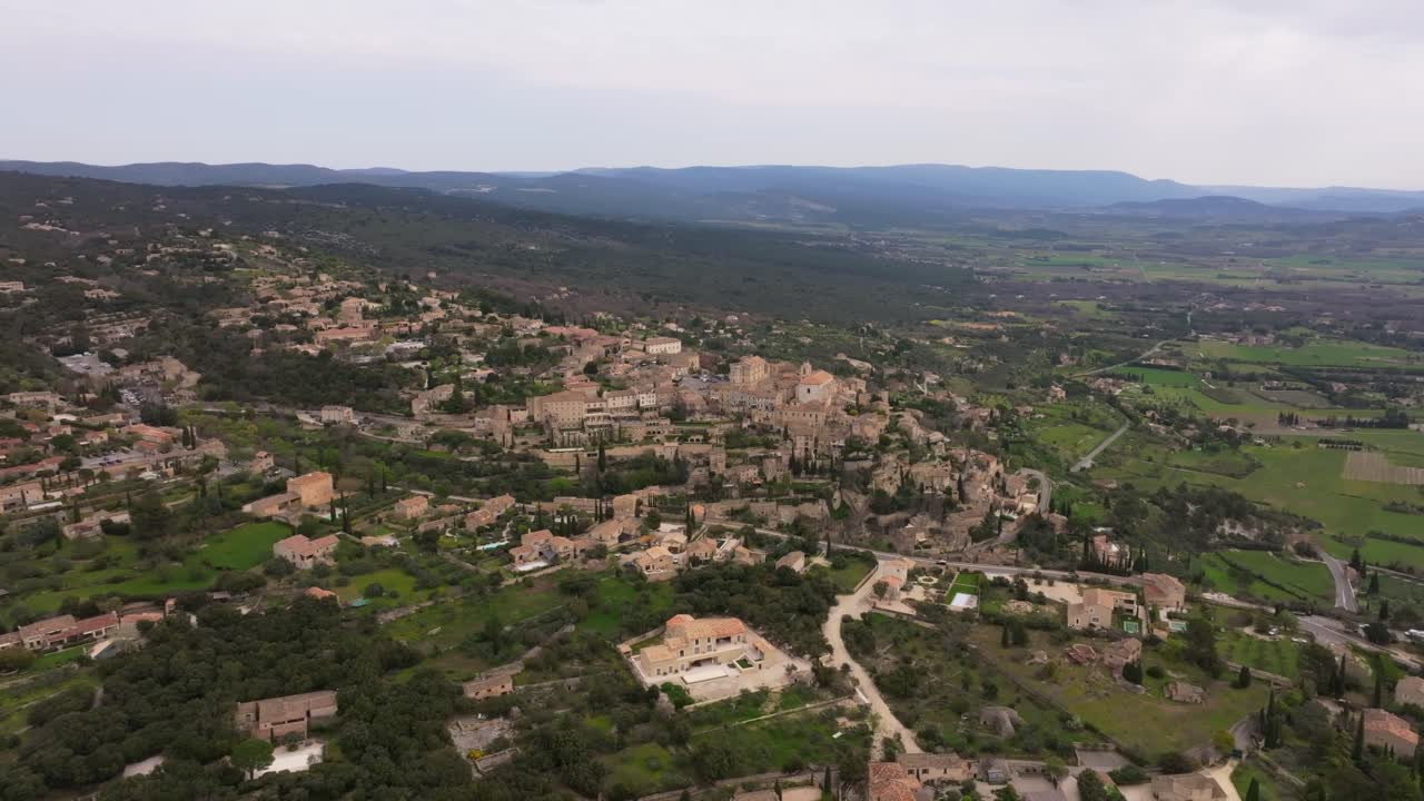 Vista aerea della pittoresca Gordes e della fortezza che domina la valle della Provenza