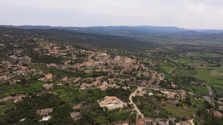 Vista aerea della pittoresca Gordes e della fortezza che domina la valle della Provenza
