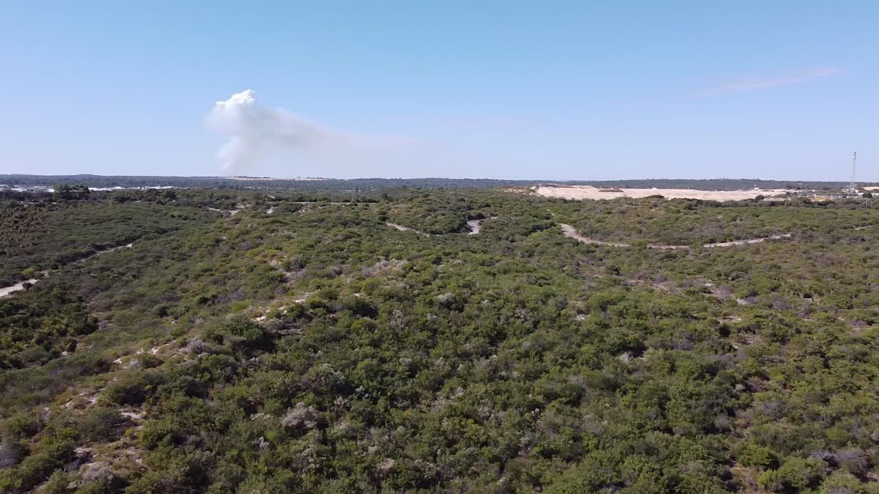 reserva de dunas de arena izquierda clip con bushfire en el fondo, perth