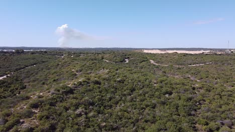 reserva de dunas de arena izquierda clip con bushfire en el fondo, perth