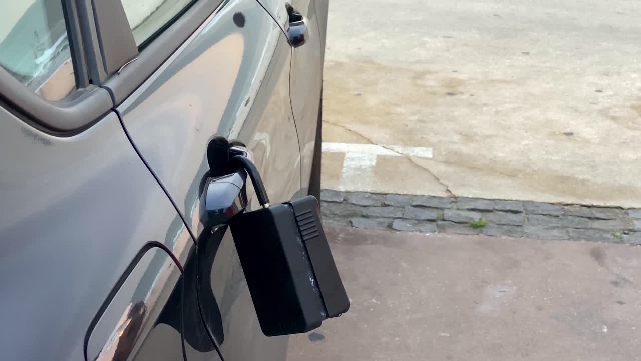 accesorio de surf keypod car key safe mientras el surfista disfruta de las olas