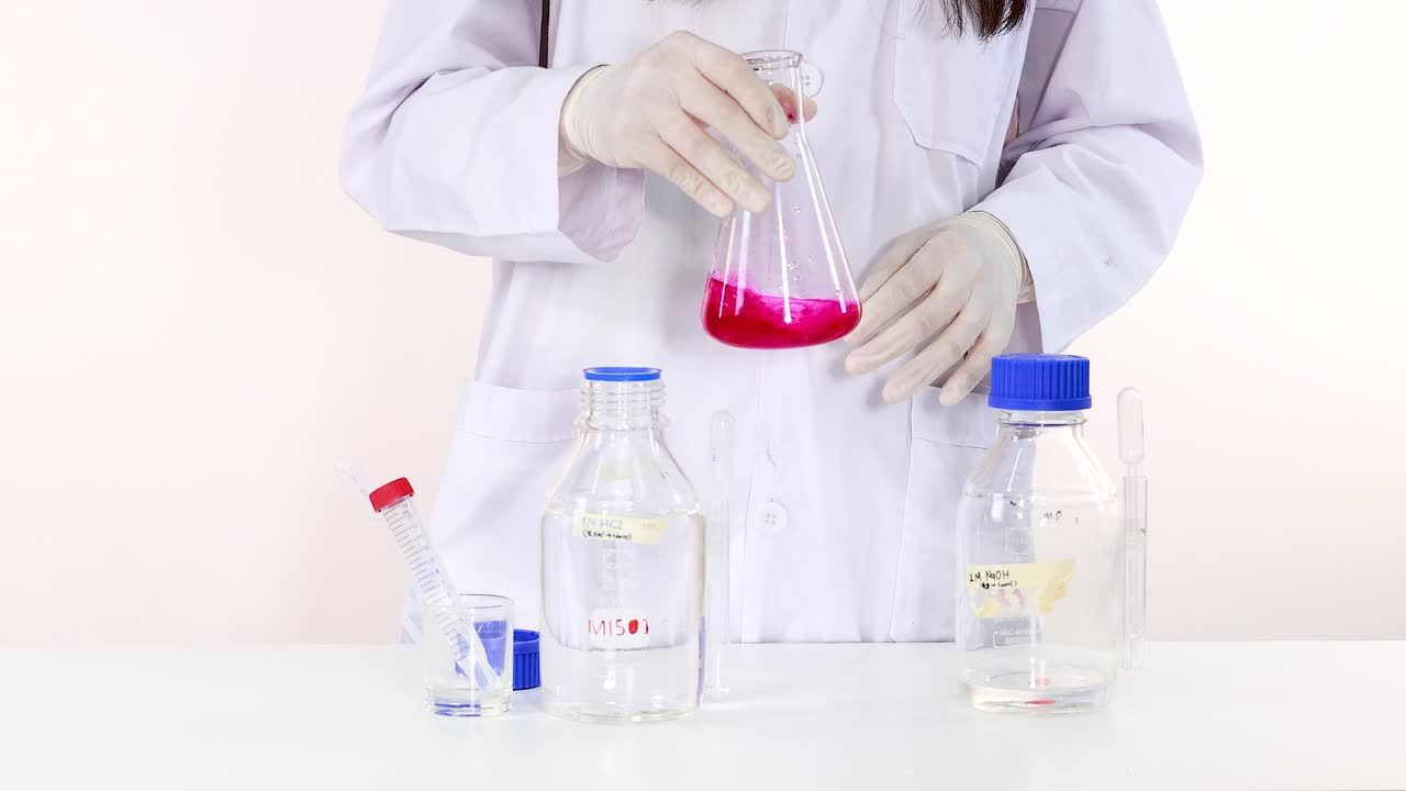 observar el cambio de color en una reacción química