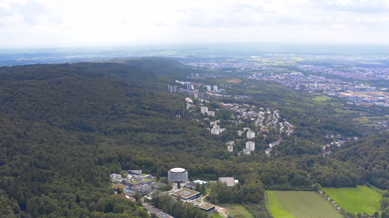 독일 하이델베르크에서 숲 언덕을 따라 날아가는 드론