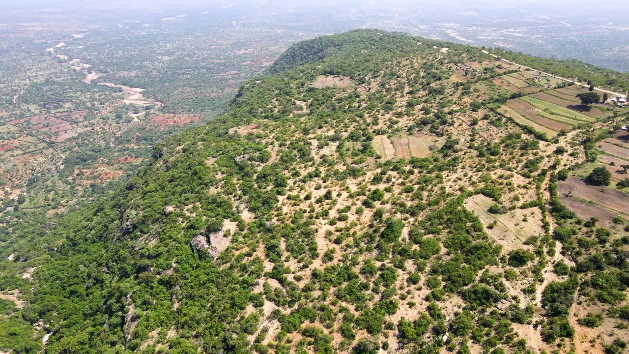 서쪽 포콧, 노스 리프트 -케냐의 드론 보기:케냐의 북쪽 건조한 부분에 녹색 비가 내리는 계절