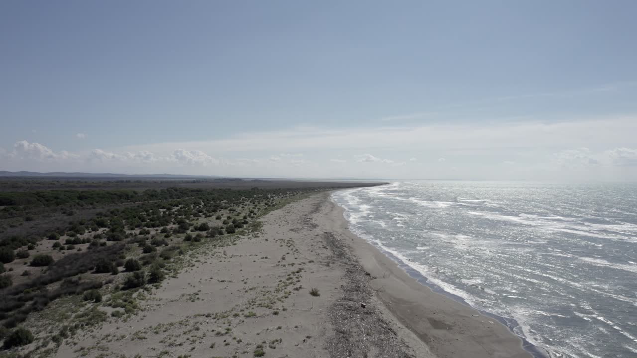 video de drones a pocos metros del mar en la playa de derrame, la costa de albania, toma frontal