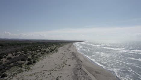 Drohnenvideo-Wenige-Meter-Vom-Meer-Entfernt-Am-Strand-Von-Spill,-Der-Küste-Albaniens,-Frontalaufnahme