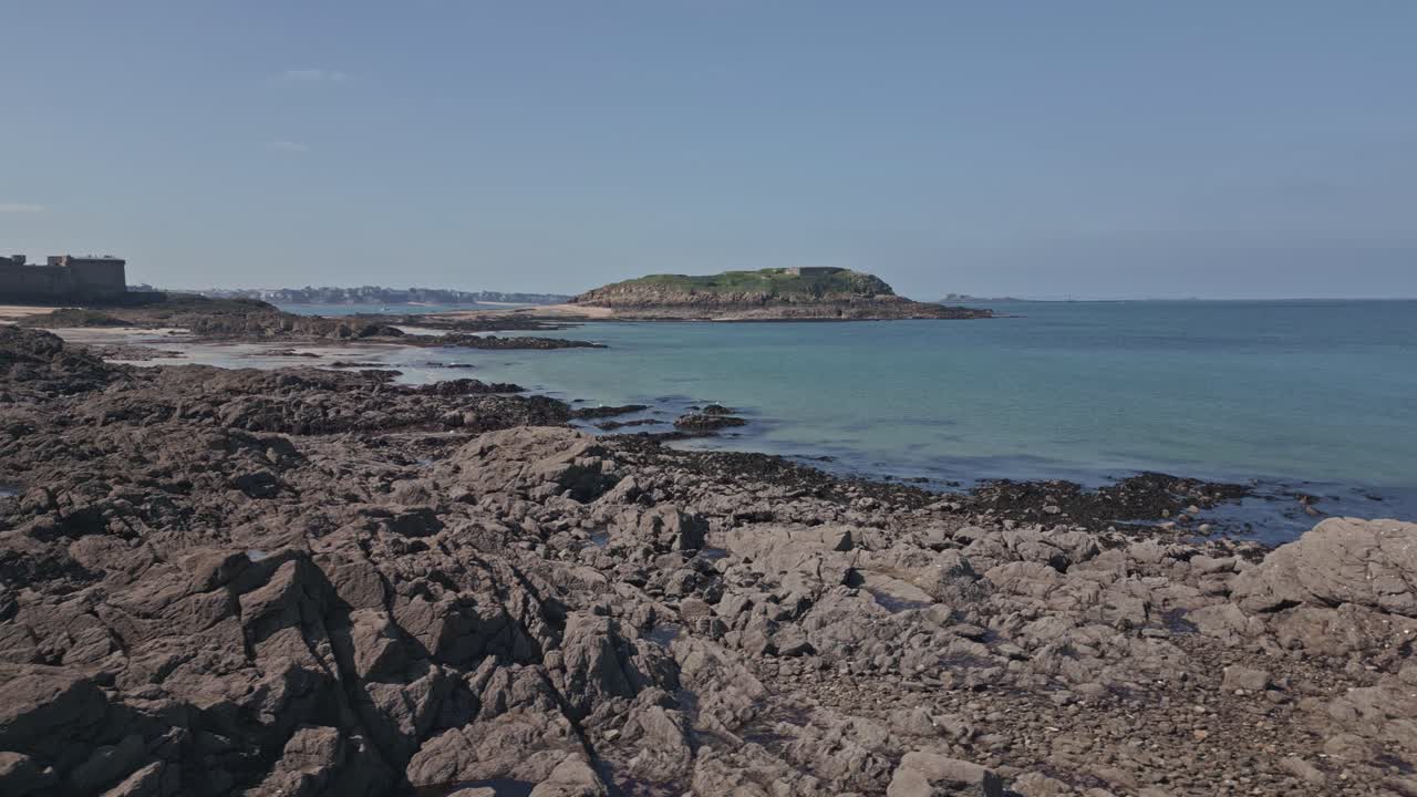 la isla de grand be vista desde la costa rocosa de saint-malo, gran bretaña en francia