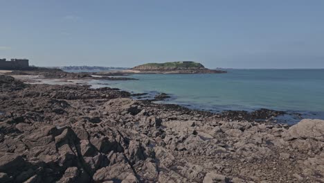 Grand-Be-Islote-Visto-Desde-La-Costa-Rocosa-De-Saint-Malo,-Bretaña-En-Francia