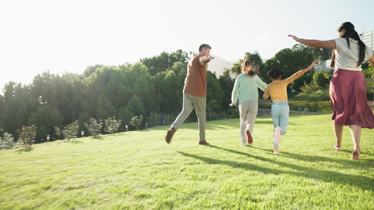 familia, correr y niños al aire libre en un parque