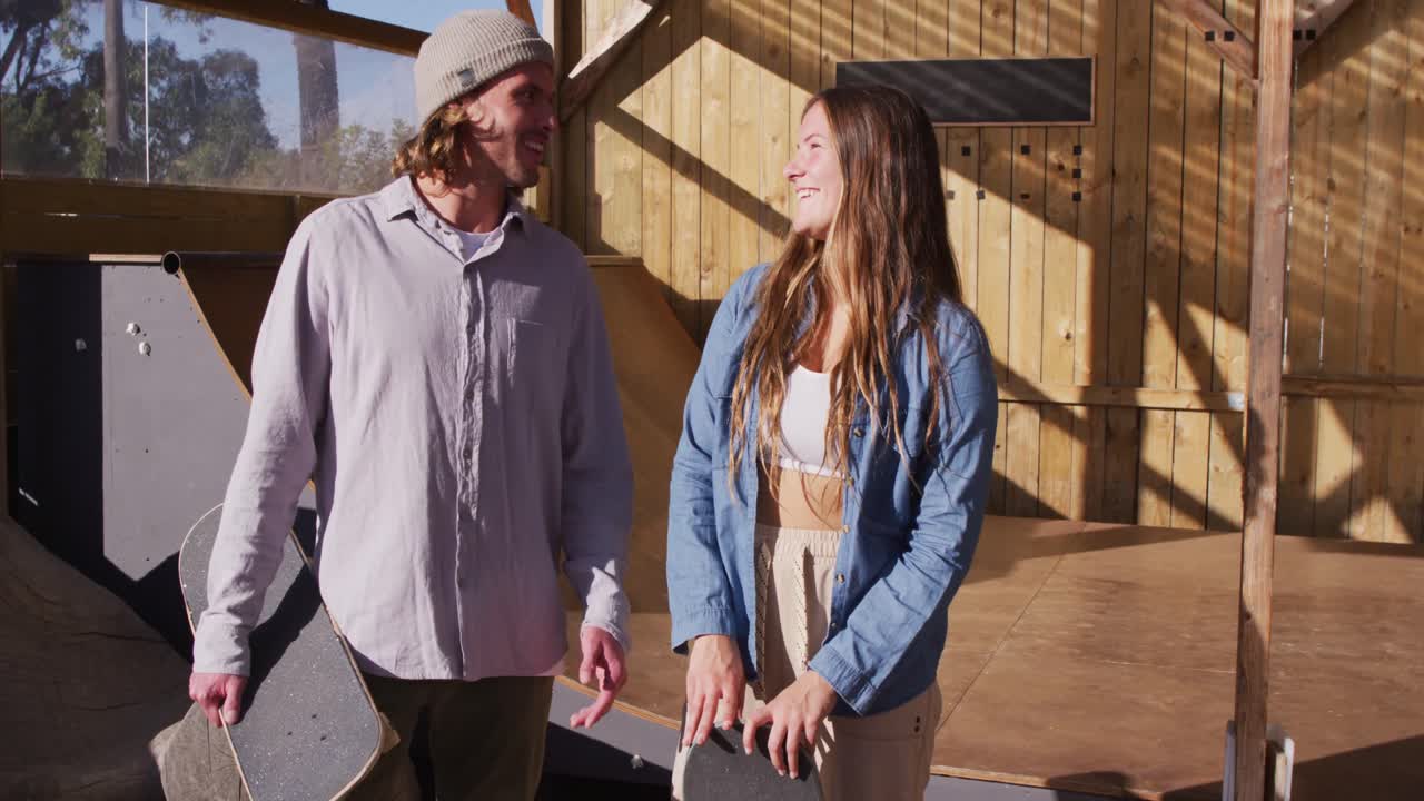 video de mujeres y hombres caucásicos felices patinando en un parque de patinaje