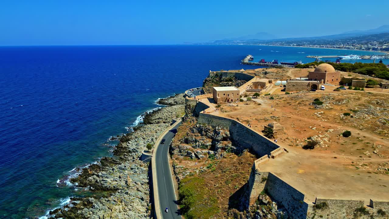 Yunanistan'da Akdeniz kıyısındaki Venedik Fortezza Kalesi üzerinde drone uçuşu