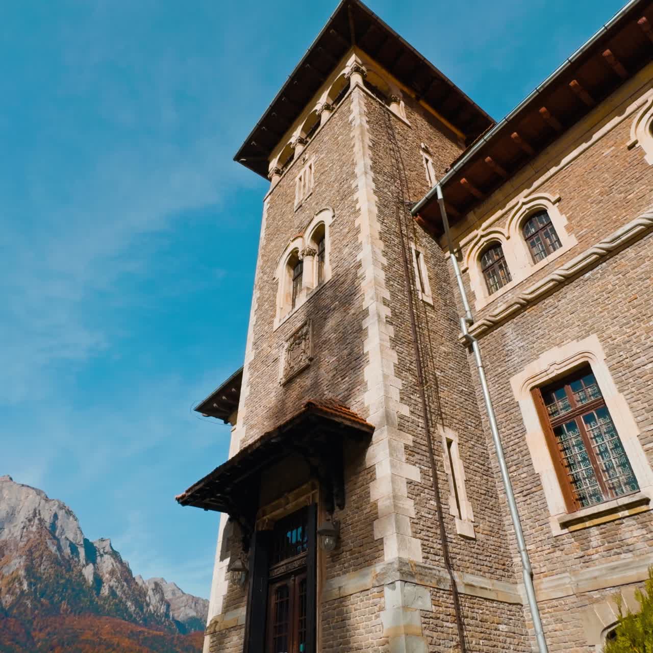 Vecchia dimora in mattoni con torre. Vista dal basso del palazzo situato in zona montuosa