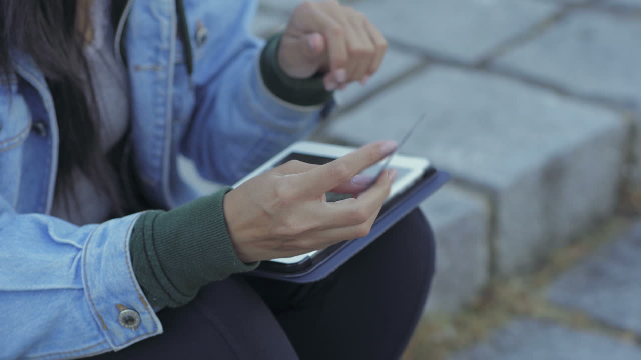 온라인 구매를 하는 젊은 여성의 .